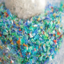 Komise přijala opatření k omezení mikroplastů